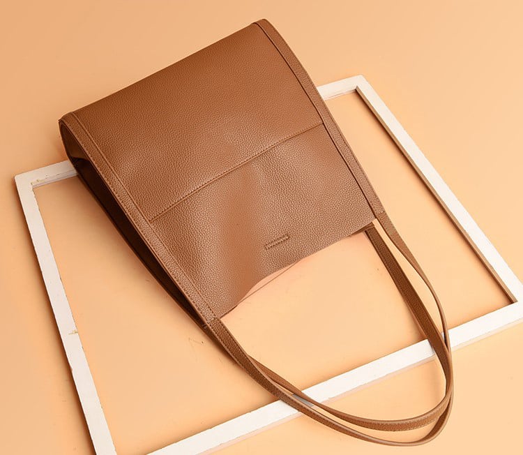Corinne™ - Spacious leather shoulder bag